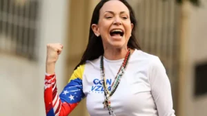 ابنة ماتشادو تستلم جائزة نوبل نيابة عن والدتها الهاربة من نظام مادورو وتطرح تساؤلات حول عودتها إلى فنزويلا